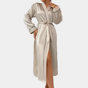 Gleame satijnen badjas dames – elegante kamerjas met V-hals & ceintuur