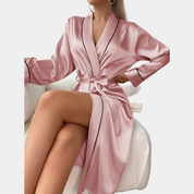 Gleame satijnen badjas dames – elegante kamerjas met V-hals & ceintuur