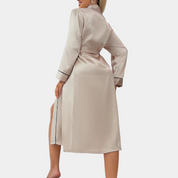 Gleame satijnen badjas dames – elegante kamerjas met V-hals & ceintuur