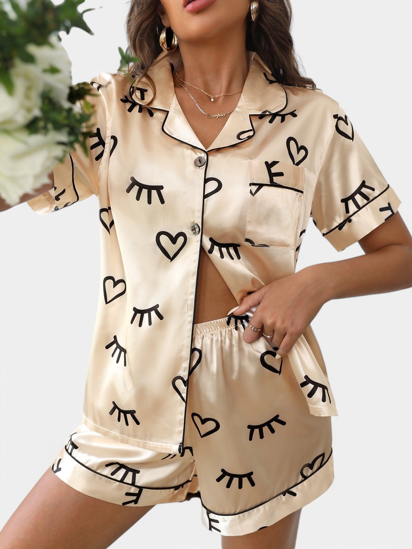 Gleame satijnen pyjamaset dames – luxe tropische print met bies