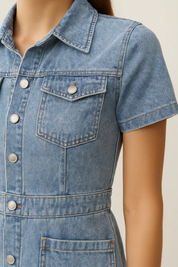 Eva blauwe denim jurk met knoopsluiting en korte mouwen – stoer & vrouwelijk
