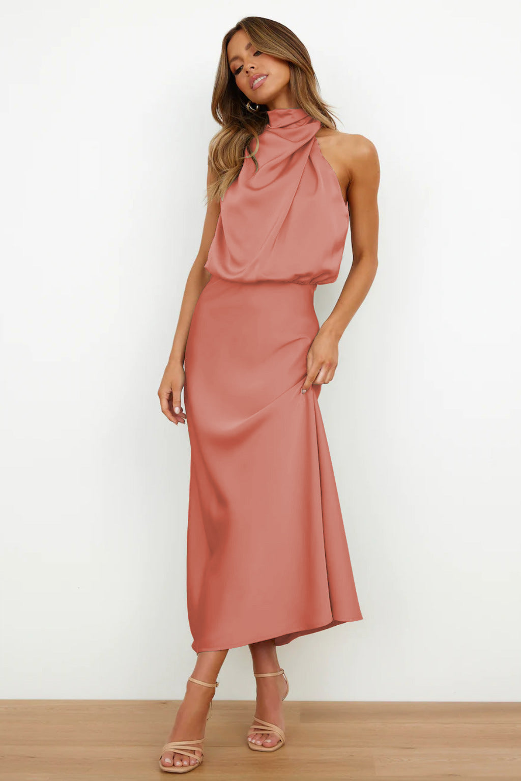Amelie satijnen halterjurk dames – elegante midi-jurk met watervalhals