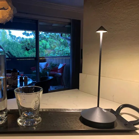 ClarityGlow – Draadloze LED Tafellamp | Dimbare Designlamp voor Binnen & Buiten