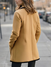 Chique dames winterjas met zwarte bies – double-breasted mantel met elegante pasvorm