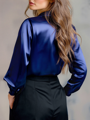 Zwarte satijnen dames blouse – elegante blouse met lange mouwen en luxueuze glans
