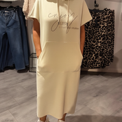 Saskia Hoodie Jurk – Comfortabele & Stijlvolle Zomerjurk