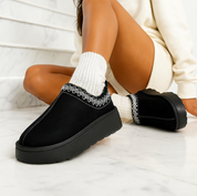 Warme dames pantoffels – camel instappers met fleecevoering & gebreide details