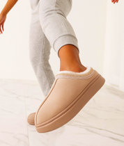 Warme dames pantoffels – camel instappers met fleecevoering & gebreide details