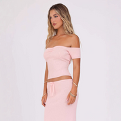 Jolina off-shoulder top dames – elegante bessenkleurige aangesloten top