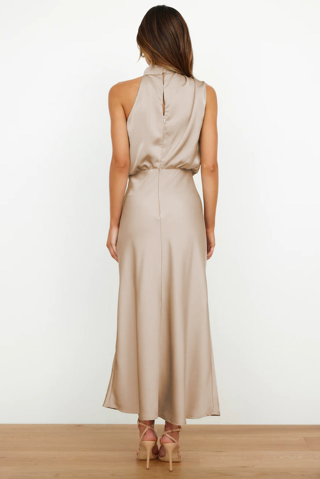 Amelie satijnen halterjurk dames – elegante midi-jurk met watervalhals