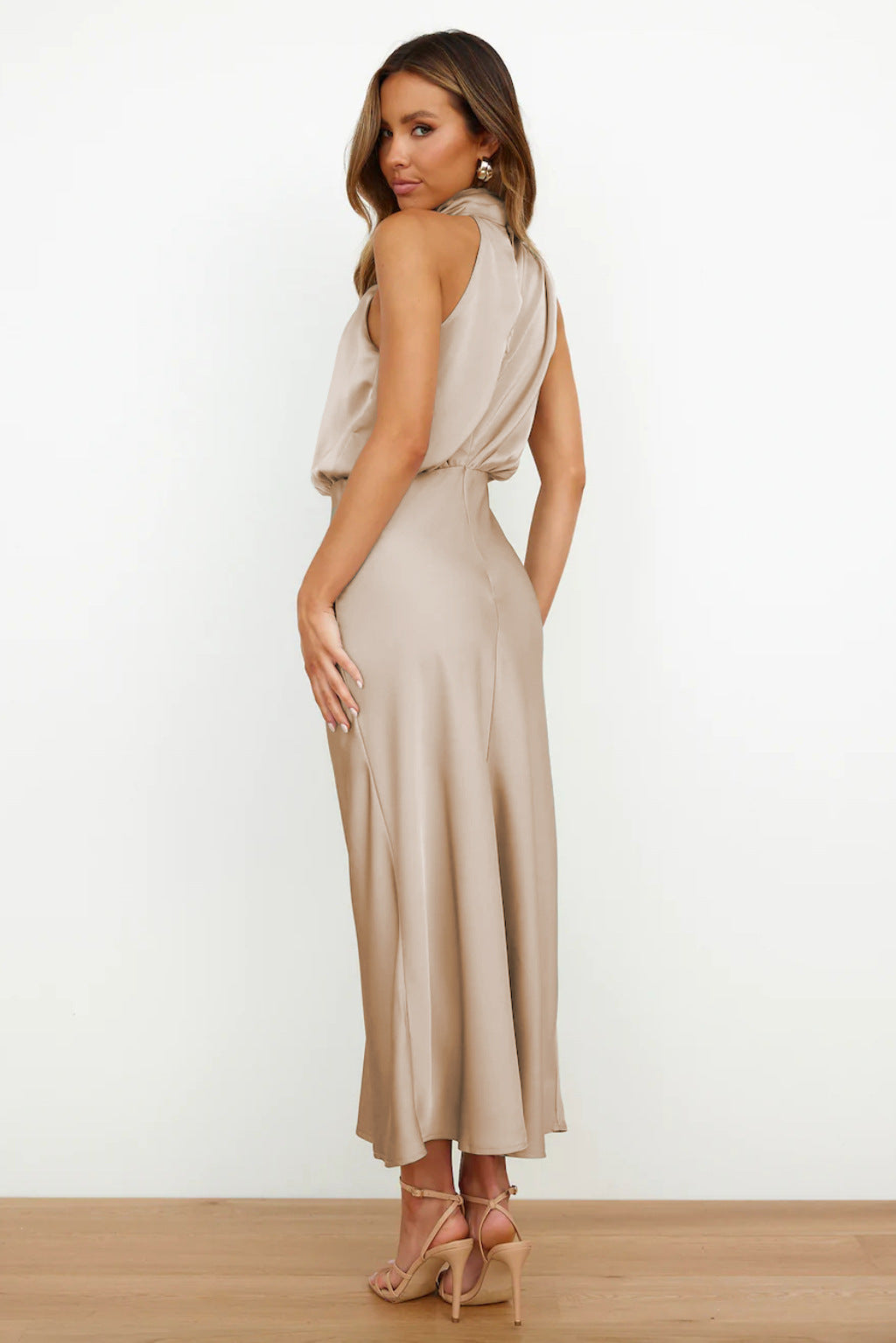 Amelie satijnen halterjurk dames – elegante midi-jurk met watervalhals