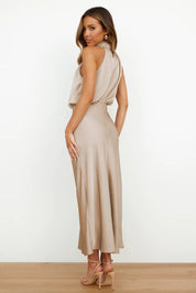 Amelie satijnen halterjurk dames – elegante midi-jurk met watervalhals