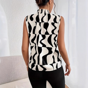 Mouwloze dames top met golvend patroon en hoge hals – modern & elegant