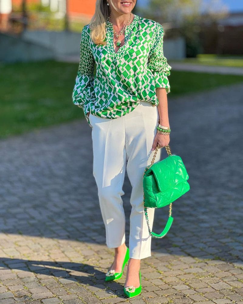 ELLA dames blouse – groene V-hals top met lange mouwen van katoen