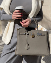 Luxe Leren Handtas – Stijlvolle Remi met Gouden Details en Tijdloze Klasse