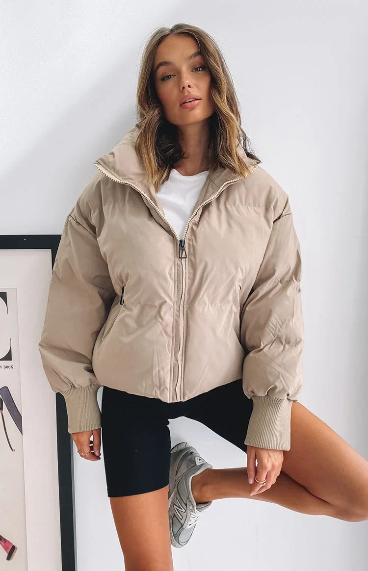 Roze puffer winterjas dames – gewatteerde jas met hoge kraag en comfortabele pasvorm