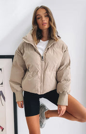 Roze puffer winterjas dames – gewatteerde jas met hoge kraag en comfortabele pasvorm