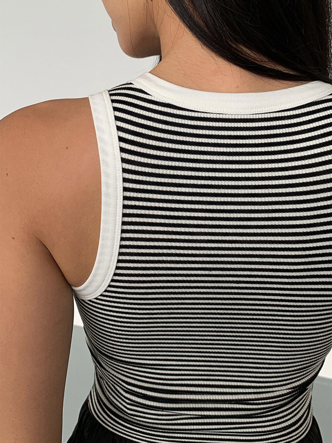 Zwart-wit gestreept cropped tanktop dames – sportief & stijlvol