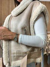 Dames bodywarmer imitatieleer – getailleerd met imitatiebont & riem