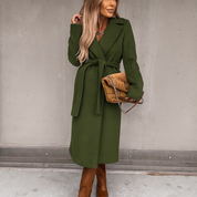 Lange dames winterjas – zwarte wollen jas met wikkelsnit en elegante tailleband