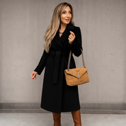 Lange dames winterjas – zwarte wollen jas met wikkelsnit en elegante tailleband