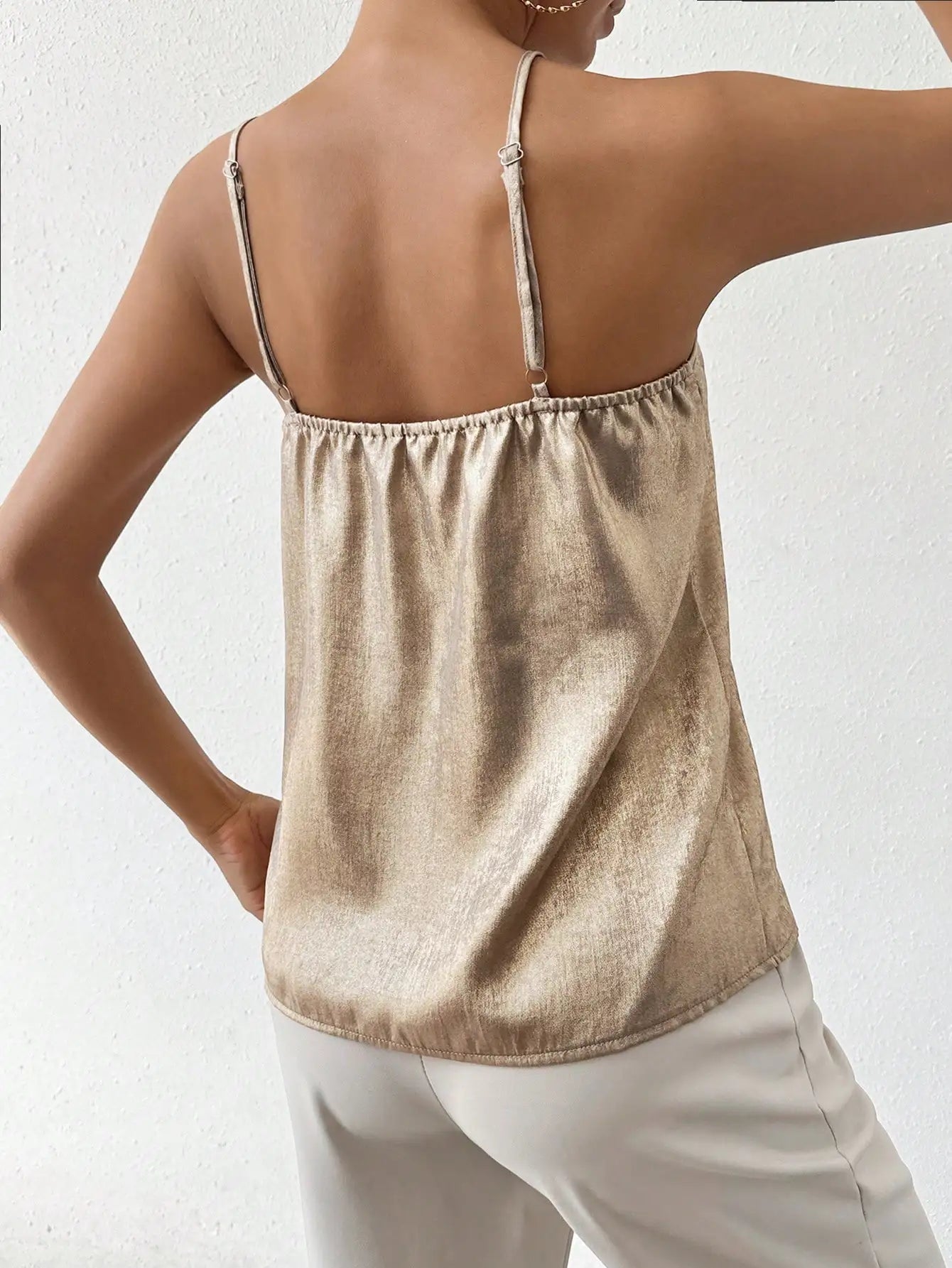 Dames V-Hals Top Goudkleurig – Elegante Zomertop voor Casual en Chique Looks