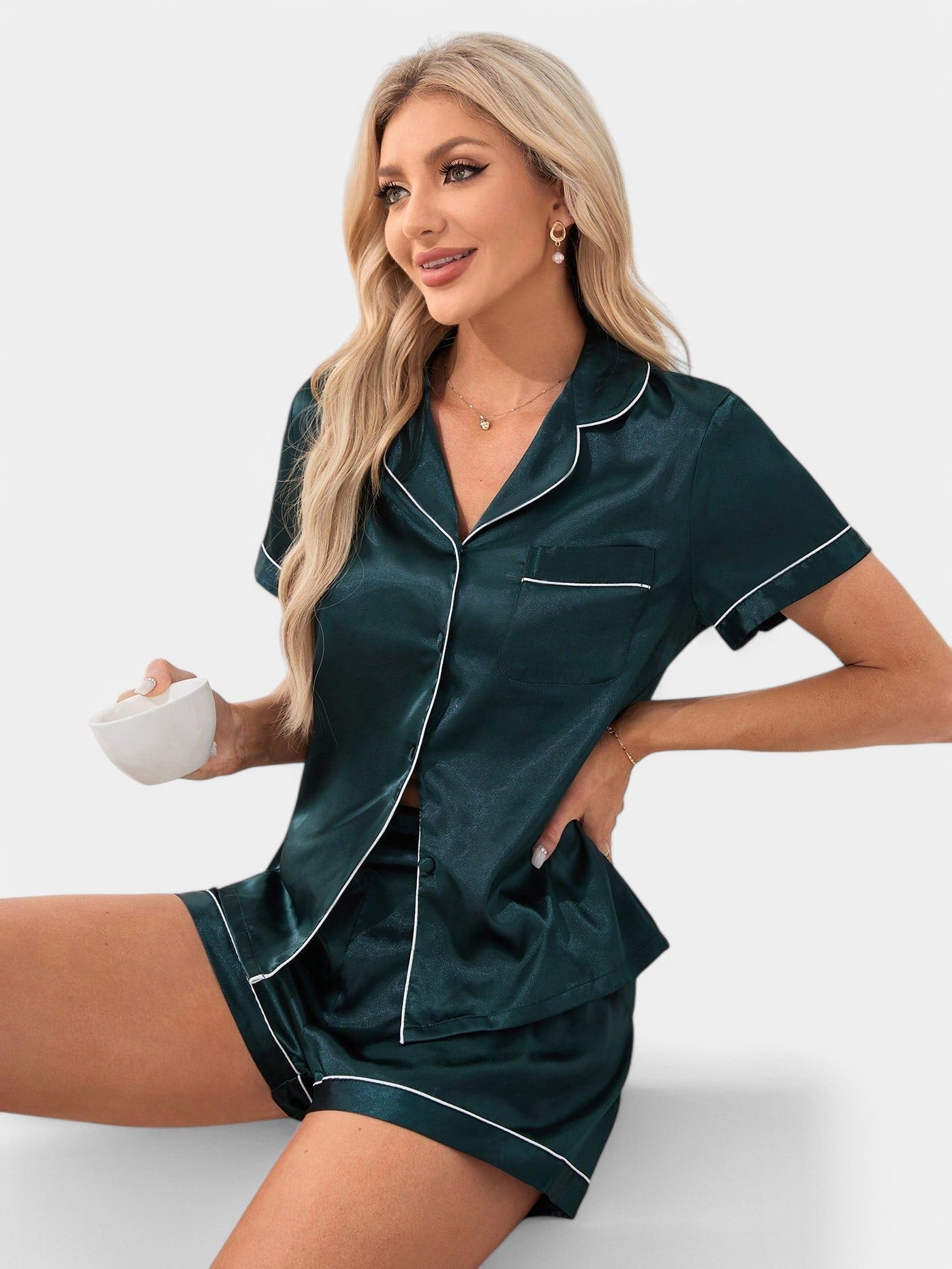 Gleame satijnen pyjamaset dames – luxe tropische print met bies