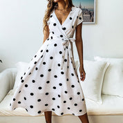 Juna Jurk met Stippen – Vrolijke en Elegante Damesjurk met V-Hals en Strikdetail