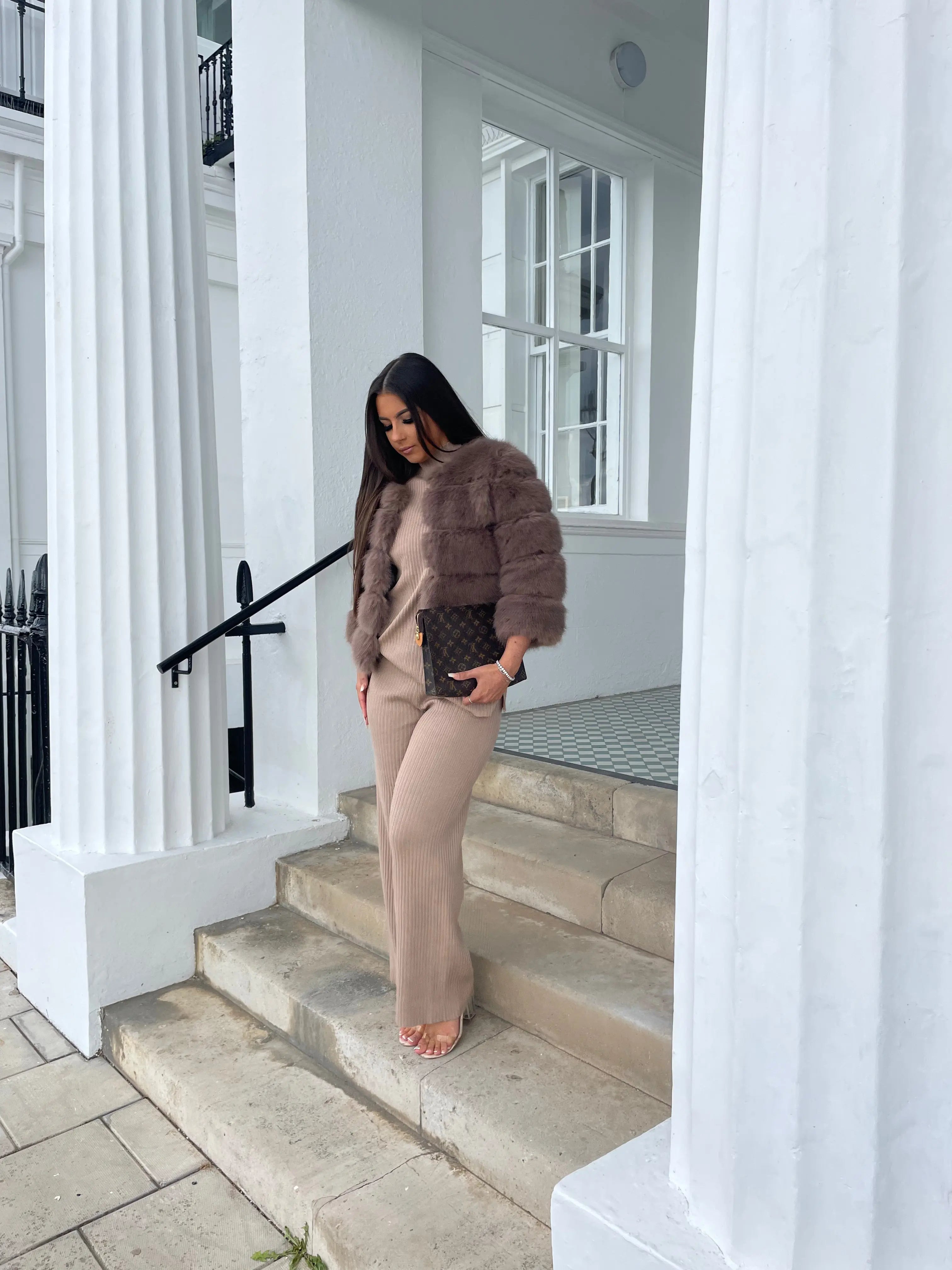 Luxe kunstbont jas dames – warme volumineuze faux fur mantel met elegant design