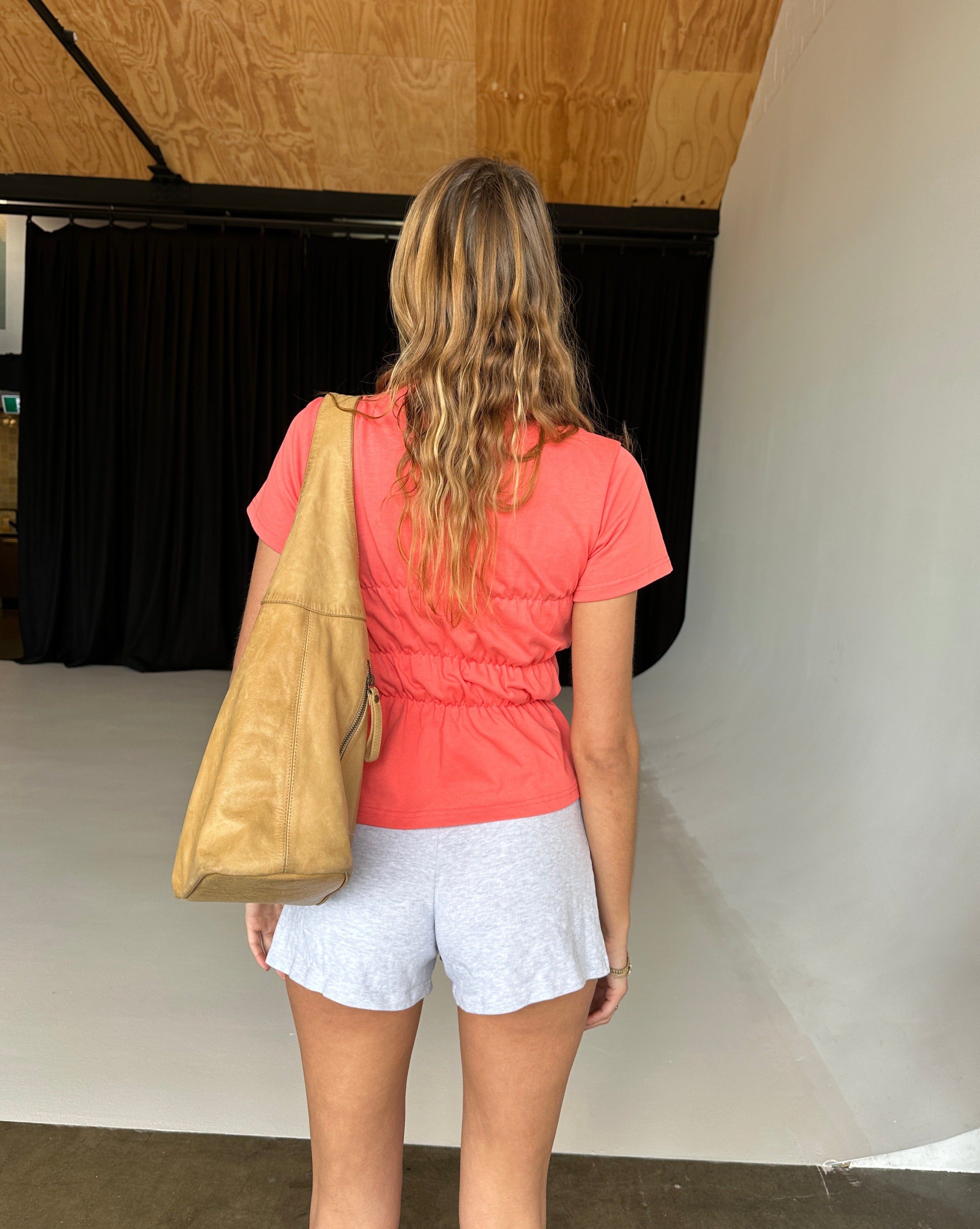 Sydney katoenen dames T-shirt met scrunch-details – basic met twist