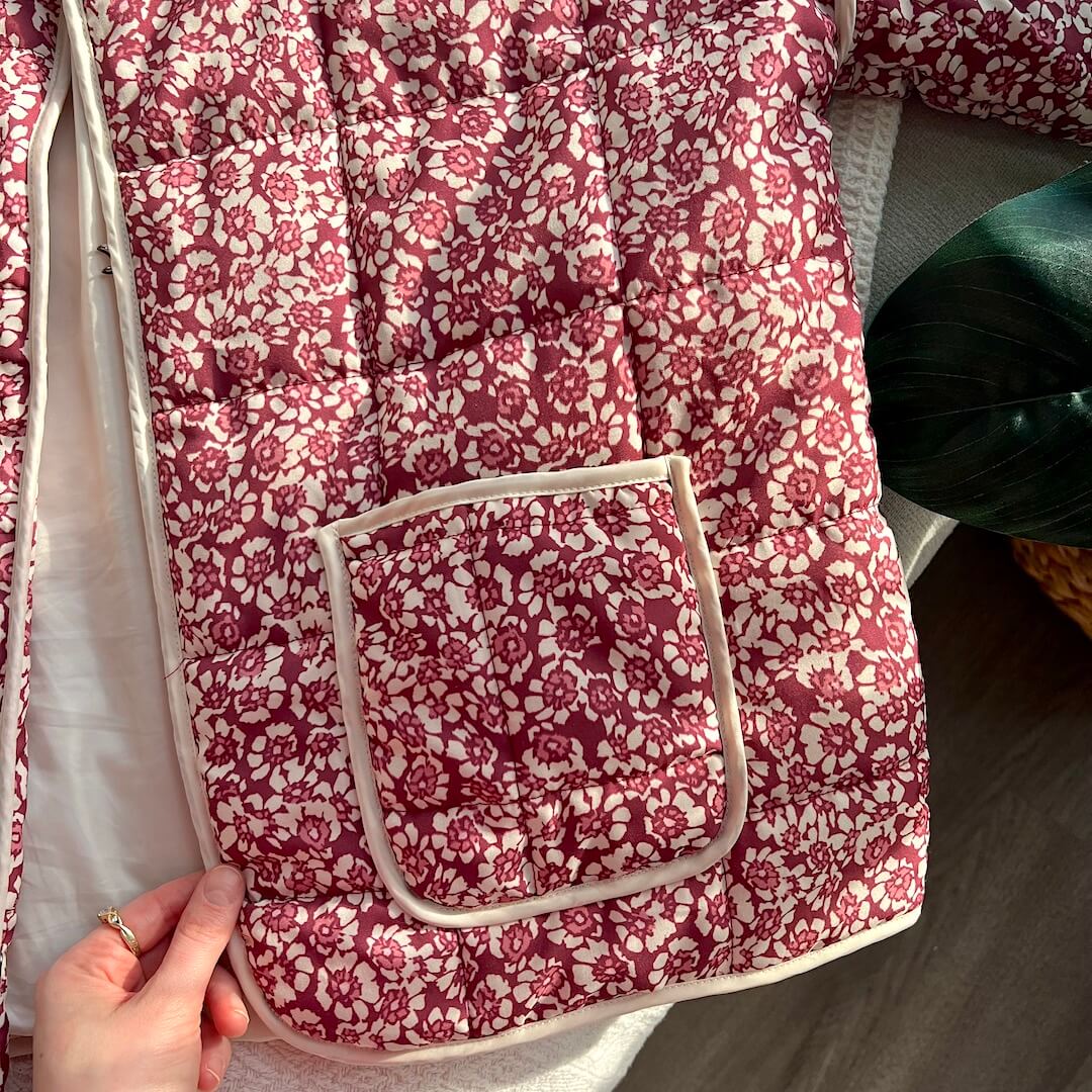 Stijlvolle Bloemenjas Dames – Lichtgewicht Quiltjas met Leliepatroon | Trendy & Comfortabel