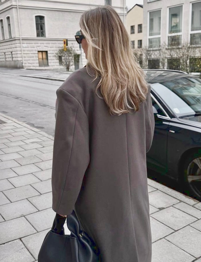 Oversized damesjas met reverskraag – lange winterjas met dubbele knopen