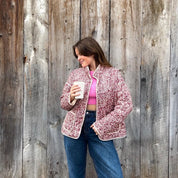 Stijlvolle Bloemenjas Dames – Lichtgewicht Quiltjas met Leliepatroon | Trendy & Comfortabel
