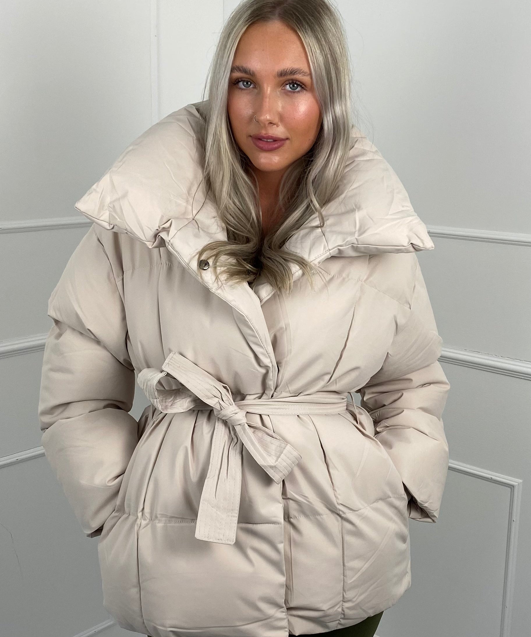 Gewatteerde pufferjas dames – korte getailleerde winterjas met ceintuur