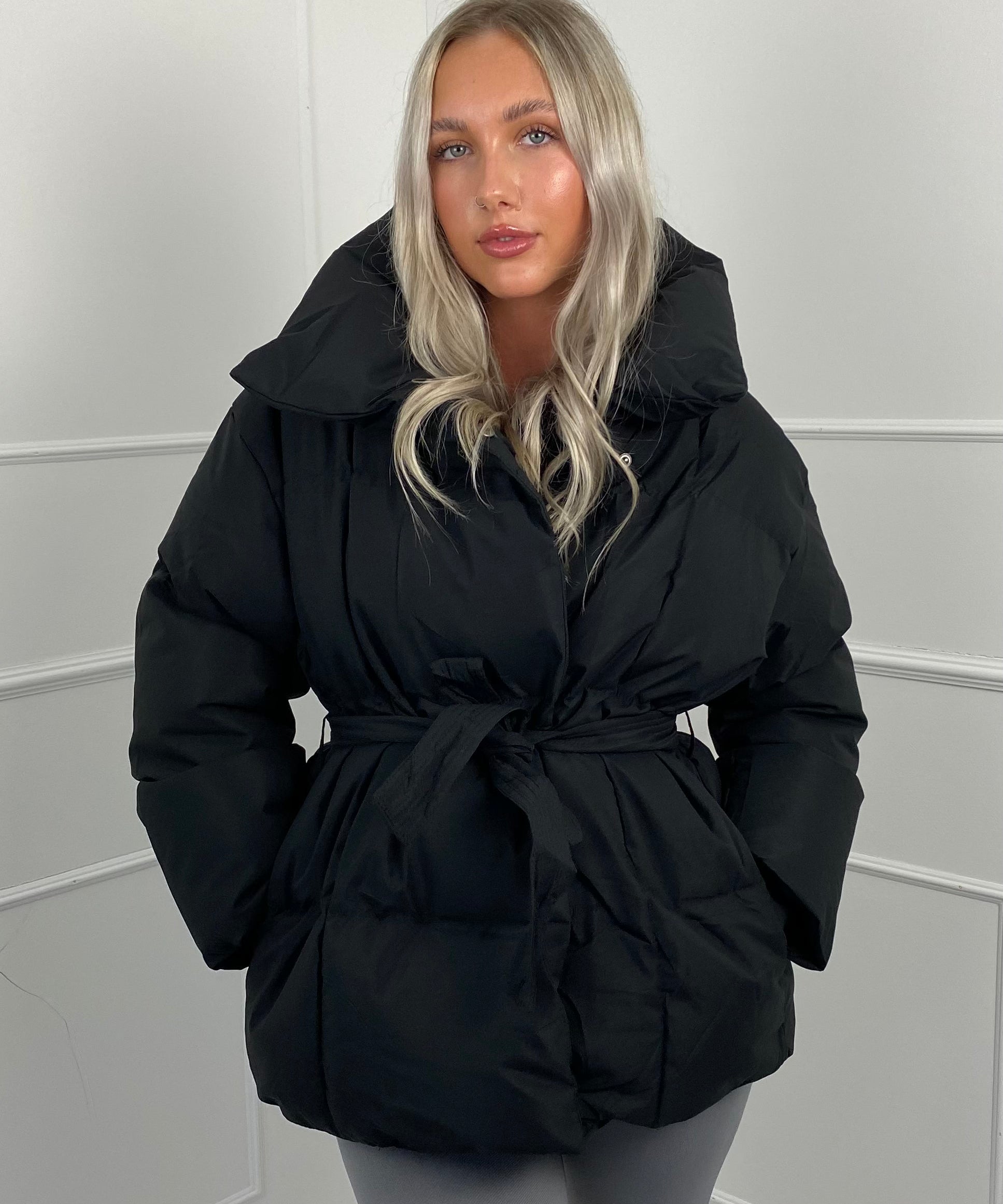 Gewatteerde pufferjas dames – korte getailleerde winterjas met ceintuur