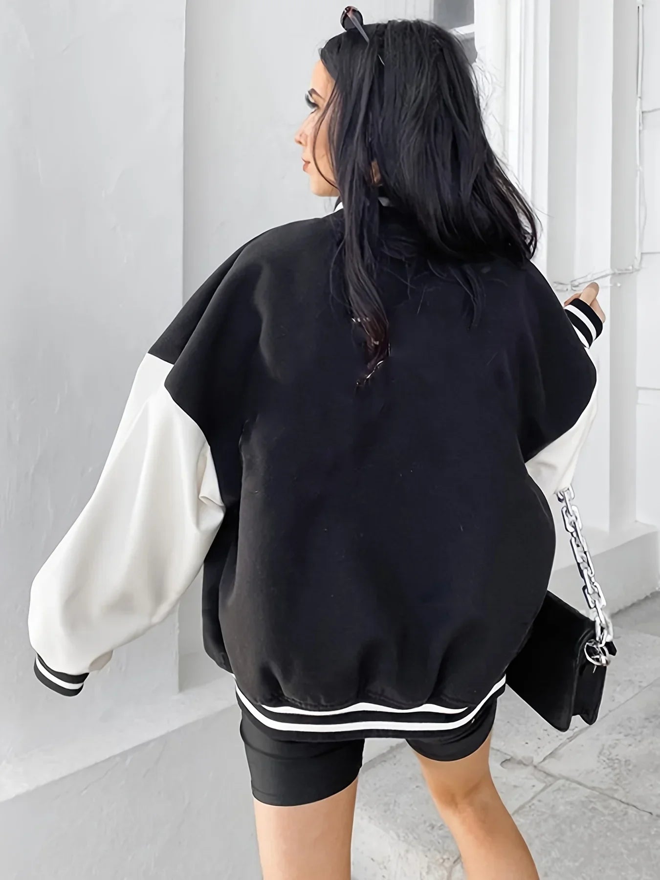 Dames baseballjack – relaxed fit met ribboorden, drukknopen & collegepatch