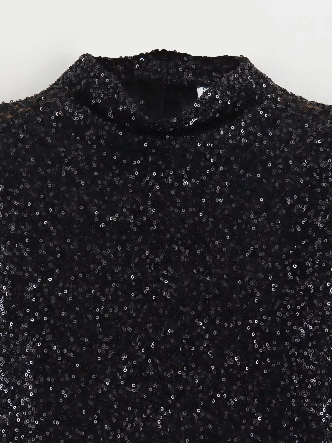 Schouder Gewatteerde Pailletten Mini Jurk – Statement Partyjurk met Luxe Sprankeling