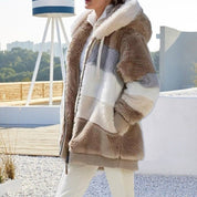 Fibi Pluche Vest met Capuchon – Oversized Fluffy Damesvest voor Warmte & Comfort