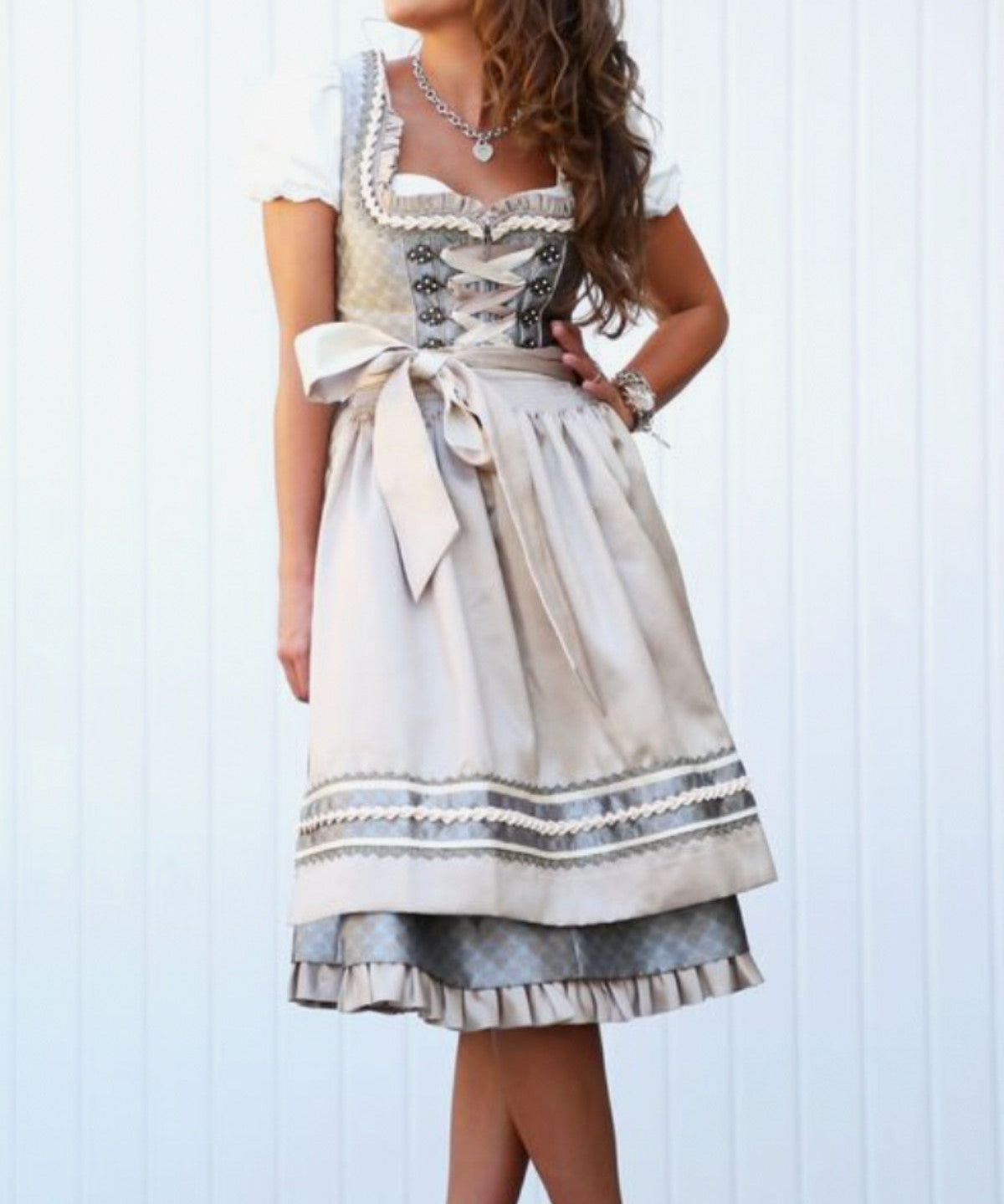 Stijlvolle_Oktoberfest_dirndl_jurk_met_schort_en_blouse_Dames_grijs-beige.jpg