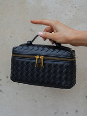 Gevlochten Crossbodytas – Compacte Tas met Luxe Uitstraling en Gouden Accenten