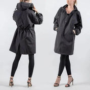 Regenjas voor Dames – Waterafstotende Jas met Capuchon, Knoopsluiting & Losse Pasvorm