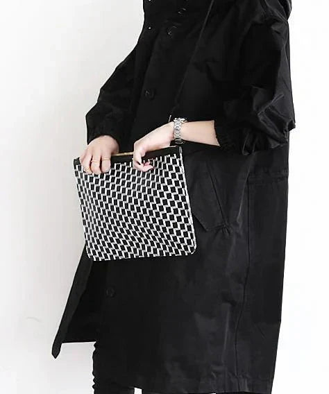 UrbanShield-Trendsetter-Regenmantel-in-Ubergrosse-Leyna-Moda-6.webp
