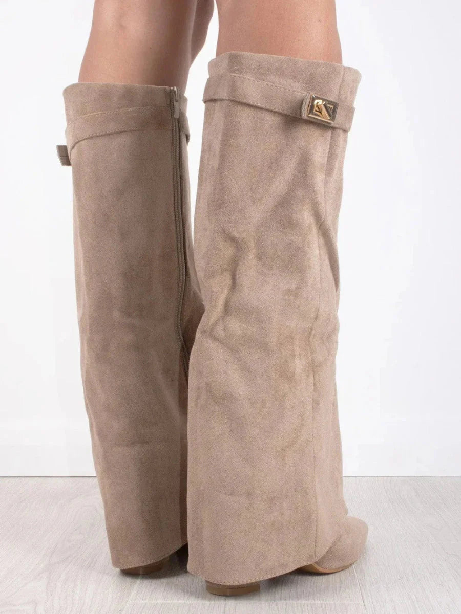 Zohra dames laarzen – hoge laarzen met flap en stevige blokhak van 8,5 cm