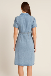 Eva blauwe denim jurk met knoopsluiting en korte mouwen – stoer & vrouwelijk