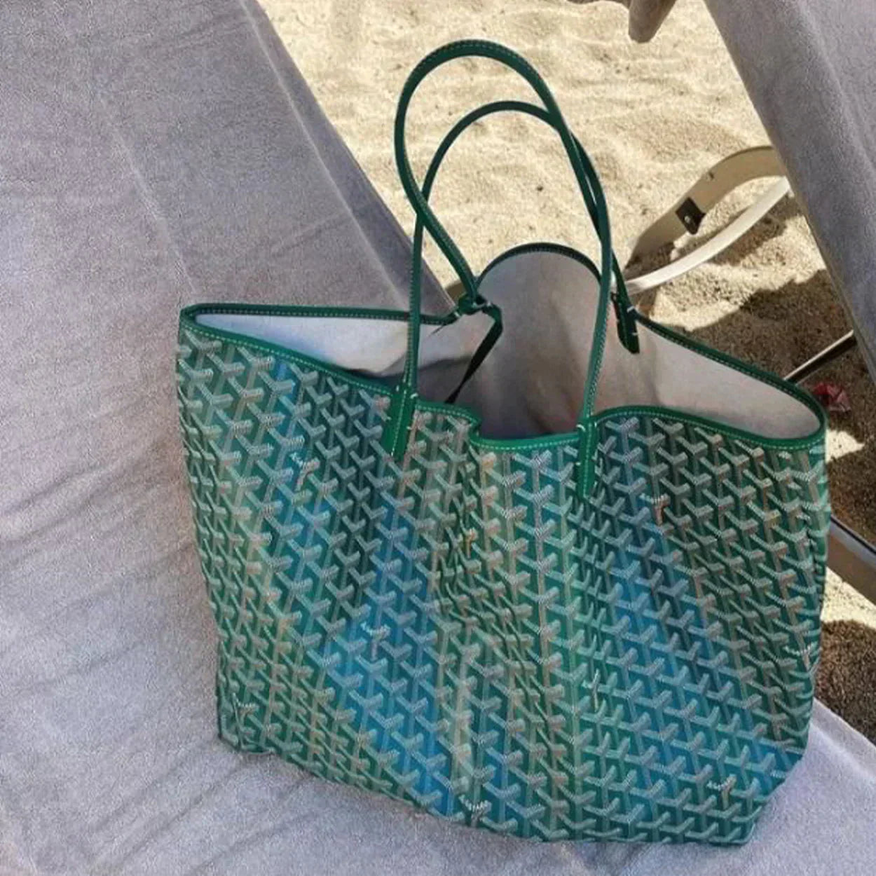 Luxe monogram shopper – dames schoudertas met ruime indeling & elegante details