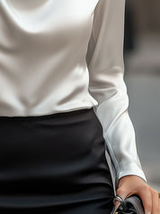 Witte satijnen dames blouse – elegante blouse met watervalhals en luxe uitstraling