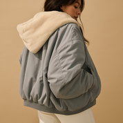 Korte winterjas dames met capuchon – Yara warme jas in zwart, blauw & wit