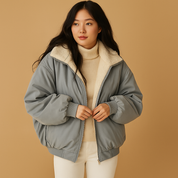 Korte winterjas dames met capuchon – Yara warme jas in zwart, blauw & wit