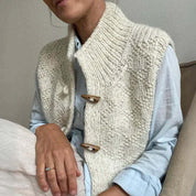 Silje mouwloos tricot gilet met opstaande kraag – eenvoudig & veelzijdig