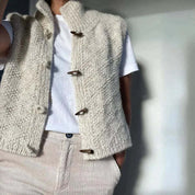 Silje mouwloos tricot gilet met opstaande kraag – eenvoudig & veelzijdig